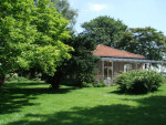 Zaal de Zuidhof vanuit de tuin gezien.